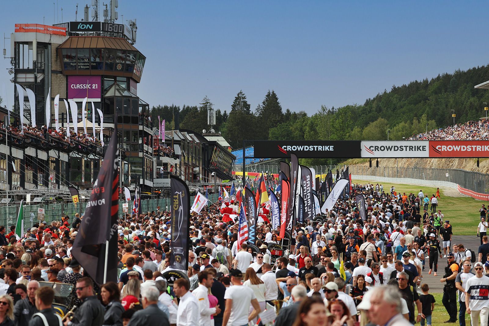 Grid walk crowd